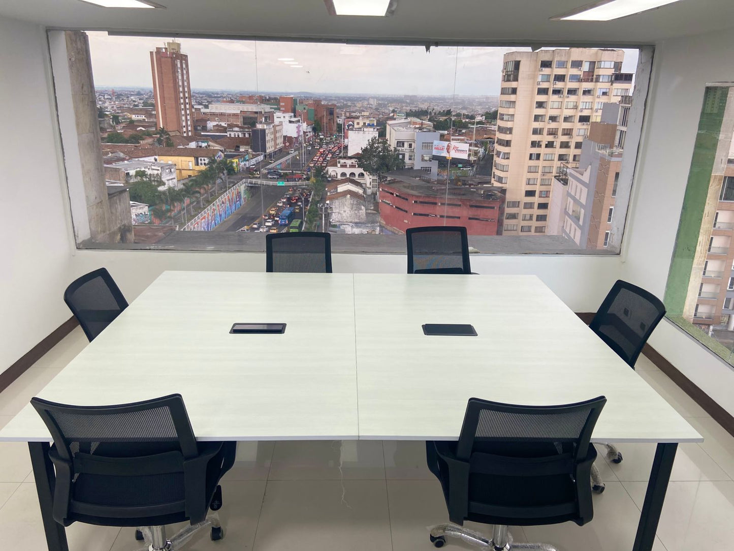 Mesa de Juntas con Conexiones